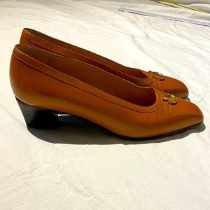 Vintage Céline Paris tan leather pump w/ gold horse shoe hardware